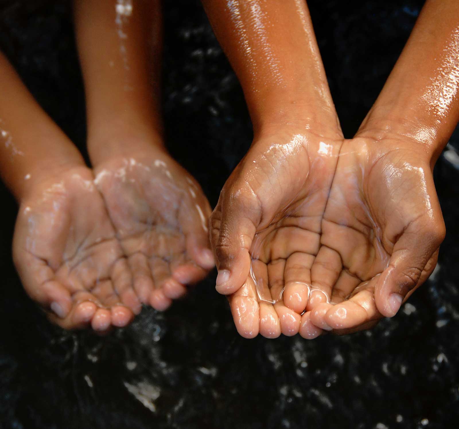 Manos sosteniendo agua limpia